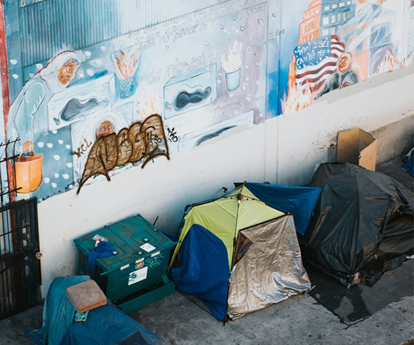 Symbolbild: Zelte von obdachlosen Menschen in Los Angeles. Stiftungen in Nordamerika unterstützten Obdachlose schon früh in der Corona-Pandemie. Foto: Nathan Dumlao, unsplash.com