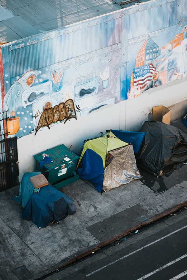 Symbolbild: Zelte von obdachlosen Menschen in Los Angeles. Stiftungen in Nordamerika unterstützten Obdachlose schon früh in der Corona-Pandemie. Foto: Nathan Dumlao, unsplash.com