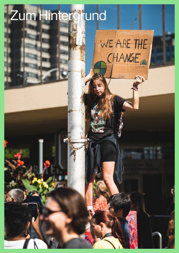 Klima-Demonstrantin hält Protestschild hoch. Symbolbild für die Studie „Vergebene Chancen: Zu wenige DAX40-Konzerne nutzen Corporate Citizenship zur Stärkung ihrer Nachhaltigkeit“ von Wider Sense und goetzpartners. Foto: Lewis Parsons, unsplash.com