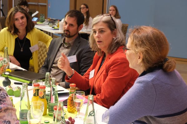 Teilnehmer*innen diskutieren auf dem Nationalen Bildungsforum über die Steuerungsmisere des deutschen Schulsystems. Foto: Lukas Kolig