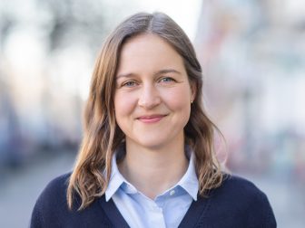 Anna Wiese ist Projektmanagerin für das Förderprogramm „Kirchturmdenken“ bei Wider Sense TraFo. Foto: Constanze Wenig für Wider Sense 2022